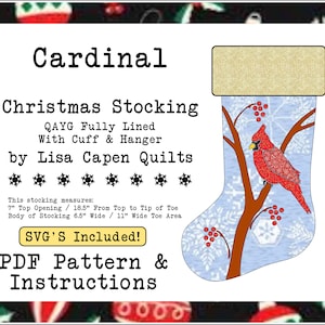 Pode incluir: Um padrão digital para uma meia de Natal com um cardeal em um galho com bagas vermelhas. A meia é azul com um padrão de floco de neve branco. O texto "Cardinal Christmas Stocking QAYG Fully Lined With Cuff & Hanger by Lisa Capen Quilts" está incluído na imagem. O texto "SVG'S Included! PDF Pattern & Instructions" também está incluído na imagem.