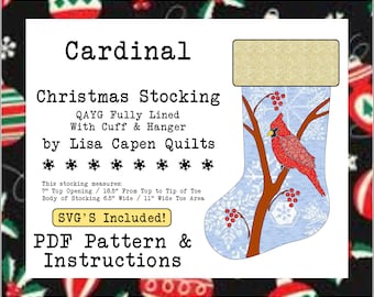 Könnte beinhalten: Ein digitales Muster für einen Weihnachtsstrumpf mit einem Kardinal auf einem Zweig mit roten Beeren. Der Strumpf ist blau mit einem weißen Schneeflockenmuster. Der Text "Cardinal Christmas Stocking QAYG Fully Lined With Cuff & Hanger by Lisa Capen Quilts" ist im Bild enthalten. Der Text "SVG'S Included! PDF Pattern & Instructions" ist ebenfalls im Bild enthalten.