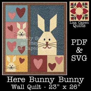Pode incluir: Um padrão digital para uma colcha com um coelho e corações. A colcha mede 58 cm x 66 cm. O padrão está disponível em formato PDF e SVG. "Here Bunny Bunny" e "Wall Quilt - 23" x 26" estão escritos na parte inferior da imagem.