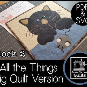 Puede incluir: Bloque 2 del patrón de acolchado "All the Things" con un gato negro con ojos verdes y un ratón gris. El patrón está disponible en formatos PDF y SVG. El texto "All the Things Big Quilt Version" también es visible.