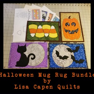 Puede incluir: Un conjunto de posavasos con temática de Halloween. Los diseños incluyen una calabaza, caramelos de maíz, un gato negro con una luna y murciélagos con una luna. Se muestra el texto "Halloween Mug Rug Bundle by Lisa Capen Quilts".