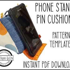 Könnte beinhalten: Ein Nähmuster für ein Telefonständer-Nadelkissen mit einem Telefon, das auf dem Kissen liegt. Das Kissen ist aus Jeans und buntem Stoff mit Punkten. Der Text auf dem Bild lautet "PHONE STAND PIN CUSHION PATTERN TEMPLATES INSTANT PDF DOWNLOAD".