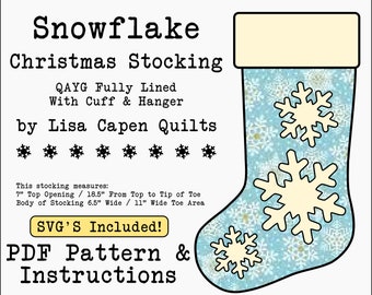 Könnte beinhalten: Ein blauer und weißer Weihnachtsstrumpf mit Schneeflocken-Designs. Der Strumpf ist oben 17,8 cm breit und 47 cm lang. Der Strumpf ist vollständig gefüttert mit einem Bündchen und einem Hänger. Der Text "Snowflake Christmas Stocking" befindet sich oben im Bild. Der Text "QAYG Fully Lined With Cuff & Hanger" befindet sich unter dem Strumpf. Der Text "by Lisa Capen Quilts" befindet sich unter dem vorherigen Text. Der Text "SVG'S Included!" befindet sich in einem gelben Kasten. Der Text "PDF Pattern & Instructions" befindet sich unter dem gelben Kasten.