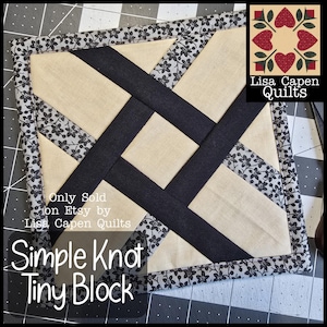 Puede incluir: Un pequeño bloque de acolchado con un diseño de nudo simple. El bloque está hecho con telas negras, blancas y grises. El texto "Simple Knot Tiny Block" está impreso debajo del bloque. El texto "Only Sold on Etsy by Lisa Capen Quilts" está impreso debajo del bloque.