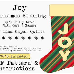 Pode incluir: Uma meia de Natal listrada em vermelho, verde e dourado com a palavra "JOY" em letras brancas. A meia tem 7 polegadas de largura na parte superior e 18,5 polegadas de comprimento. A meia é totalmente forrada com punho e cabide. O texto "SVG'S Included!" também está na imagem.
