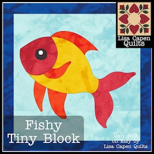 Könnte beinhalten: Ein farbenfrohes Stofffisch-Applikationsmuster in Rot und Gelb auf hellblauem Hintergrund mit dunkelblauem Rand. Der Text "Fishy Tiny Block" ist im Bild enthalten.