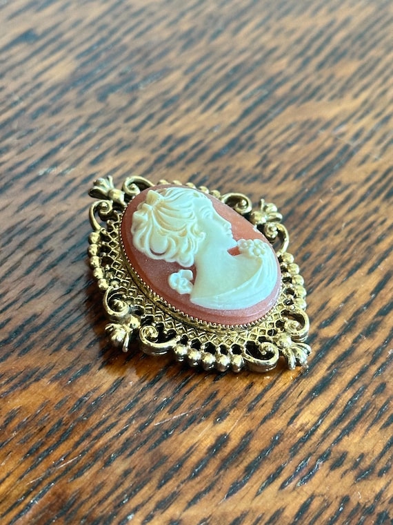 Vintage Signed Avon Cameo Gold Tone Perfume Locket Brooch Pin View 3