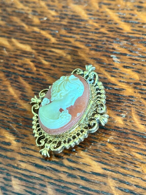 Vintage Signed Avon Cameo Gold Tone Perfume Locket Brooch Pin View 2