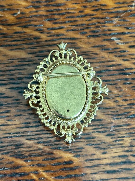 Vintage Signed Avon Cameo Gold Tone Perfume Locket Brooch Pin View 5