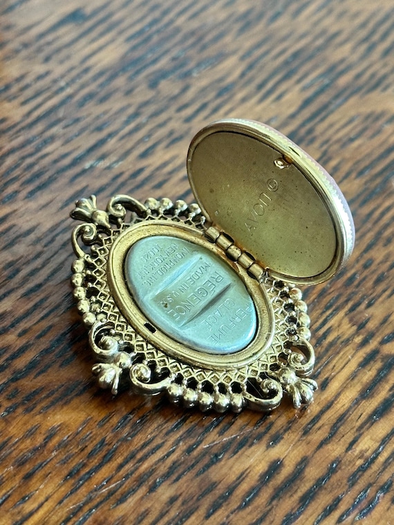 Vintage Signed Avon Cameo Gold Tone Perfume Locket Brooch Pin View 4