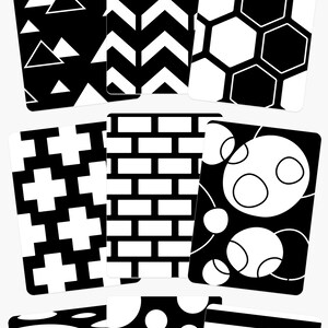 Cartes de temps monochromes sur le ventre, parfaites pour développer l'imagination des nourrissons avec des images et des motifs à contraste élevé