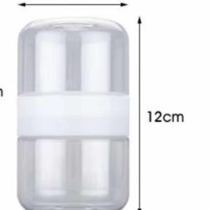 Puede incluir: Un recipiente cilíndrico transparente con una banda blanca en el medio. El recipiente mide 12 cm de alto y 7,5 cm de ancho. El recipiente es de plástico transparente y probablemente se utiliza para el almacenamiento.