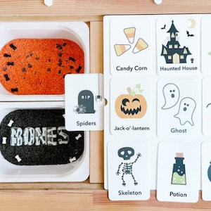Puede incluir: Un conjunto de diez tarjetas con temática de Halloween con ilustraciones de una bruja, una casa encantada, maíz dulce, una calabaza, un fantasma, un gato negro, una araña, un esqueleto, una poción y un caldero. Las tarjetas están dispuestas en dos filas de cinco tarjetas cada una. Las tarjetas son blancas con contornos e ilustraciones negras. El texto en las tarjetas está en negro.