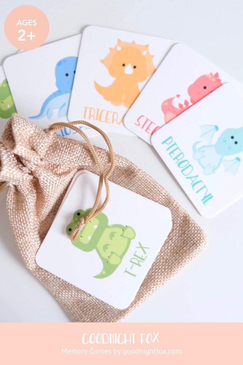 K&ouml;nnte beinhalten: Ein Dinosaurier-Memory-Spiel mit bunten Illustrationen von Dinosauriern, darunter ein T-Rex, ein Triceratops, ein Stegosaurus und ein Pterodactylus. Die Karten sind in einem kleinen Jutesack mit Kordel verpackt.