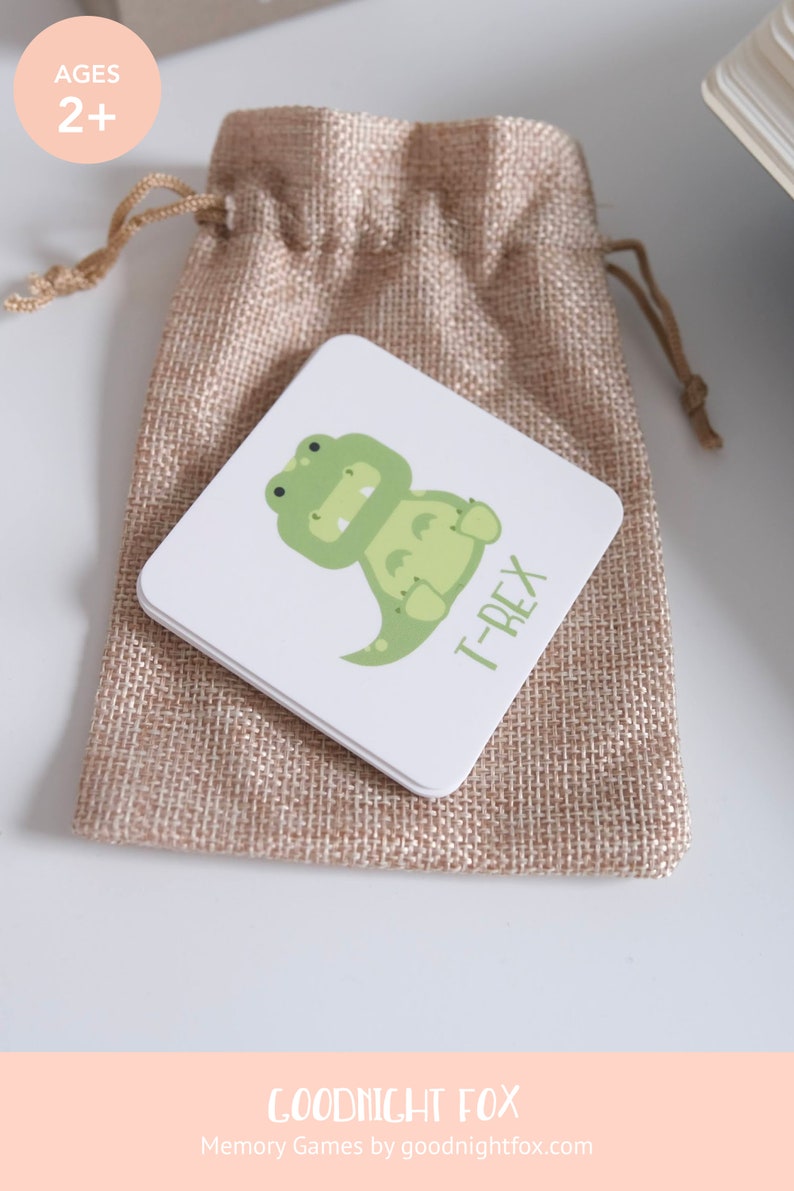 K&ouml;nnte beinhalten: Eine wei&szlig;e Karte mit einem gr&uuml;nen T-Rex-Cartoon darauf. Die Karte tr&auml;gt die Aufschrift "T-Rex" in schwarzen Buchstaben. Die Karte liegt auf einem braunen Jutesack.