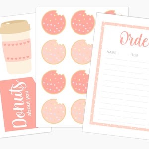 Puede incluir: Una colecci&oacute;n de art&iacute;culos de papeler&iacute;a rosas y blancos. Incluye una taza de caf&eacute;, una etiqueta con las palabras "Donuts about you", una hoja de galletas y un formulario de pedido con la palabra "Orders".