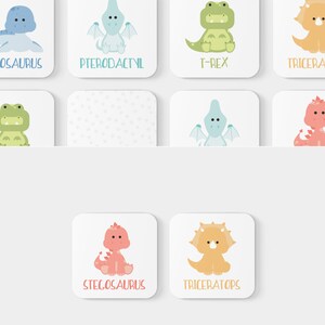 K&ouml;nnte beinhalten: Ein Set mit 10 bunten Dinosaurier-Memory-Karten. Jede Karte zeigt einen anderen Dinosaurier mit seinem Namen darunter. Die Dinosaurier sind im Cartoon-Stil illustriert und beinhalten einen Stegosaurus, einen Triceratops, einen Pterodactylus, einen T-Rex und einen Plesiosaurus.