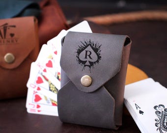 Estuche de cuero para naipes, funda personalizada para naipes, tarjetero grabado a presión, regalo para jugadores de póker, protector para guardar naipes