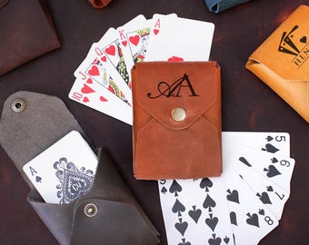 Estuche de cuero grabado para cartas, porta cartas personalizado, regalo para él, funda con cierre a presión, protector de cartas de póker personalizado