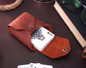 Tarjetero de cuero personalizado, estuche para naipes personalizado con cierre a presión, regalo para hombre, protector de baraja grabado, regalo para jugadores de cartas.