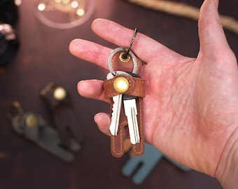 Llavero de cuero personalizado con forma humana, llavero grabado personalizado, regalo de aniversario, llavero de cuero, regalo para mujer, llavero de viaje
