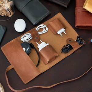 Porte-cordon personnalisé, Rouleau de cordon en cuir personnalisé, Organiseur de cabels de voyage en cuir, Pochette technique avec gravure, enrouleur de cordon, cadeau de voyage