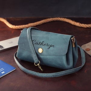 Personalisierte Leder Crossbody Geldbörse, Mini Tasche mit Namen, kleine Umhängetasche für Frauen, handgemachtes Geschenk für sie, alltägliche Frauentasche