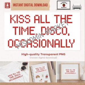 Puede incluir: Gráfico de descarga digital con el texto "KISS ALL THE TIME. DISCO. OCCASIONALLY" en fuente pixelada roja. La imagen muestra el diseño en una camiseta, un cuaderno y una impresión enmarcada. El logo de la tienda es una fresa.