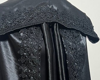 Schwarzes Satin Cape mit weißer Borte, Satin Umhang, Gothic Cape, Cosplay