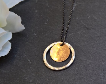 Collar con colgante circular de plata de ley oxidada y chapado en oro martillado