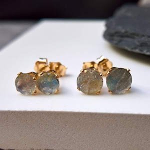 Pendientes de labradorita delicados: Pendientes de gema chapados en oro (5 mm o 6 mm)
