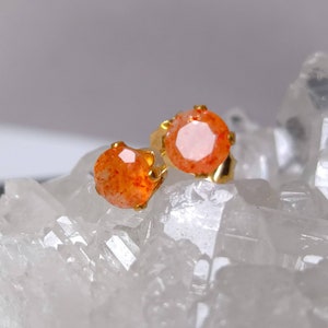 Zierliche Orange Sonnenstein Ohrstecker: Sterling Silber oder Gold Fill