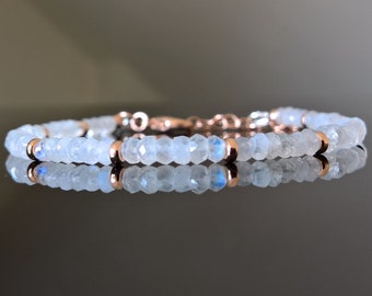Regenboogmaansteenarmband: sierlijke stapelarmband met roségoudgevulde kralen