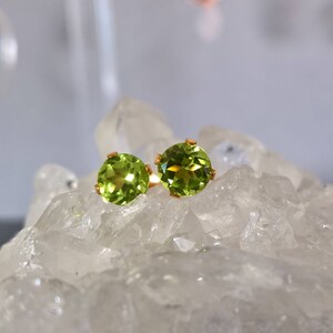 Peridot Ohrstecker Gold filled, Peridot Ohrstecker Gold, Peridot Ohrstecker Sterling Silber, Ohrstecker zierlich, Durchmesser 5 mm