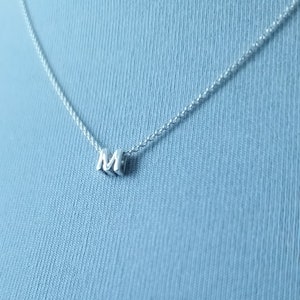 Collar de plata con inicial personalizado, delicado collar de plata con monograma, collar personalizado para mamá, collar con nombre personalizado, idea de regalo de cumpleaños