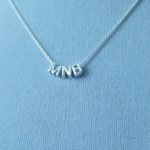 Collar de plata personalizado con inicial, joyería con monograma personalizado, delicado regalo de cumpleaños para mamá