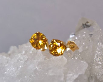 Clous d&#39;oreilles en citrine rempli d&#39;or ou en argent sterling, clous d&#39;oreilles avec pierre de naissance de novembre, clous d&#39;oreilles en citrine