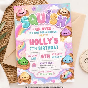 Może przedstawiać: Kolorowe zaproszenie na 7. urodziny z motywem "Squish On Over". Projekt przedstawia kreskówkowe pierożki, tęczę i tekst "Holly's 7th Birthday". Zaproszenie jest szablonem cyfrowym.
