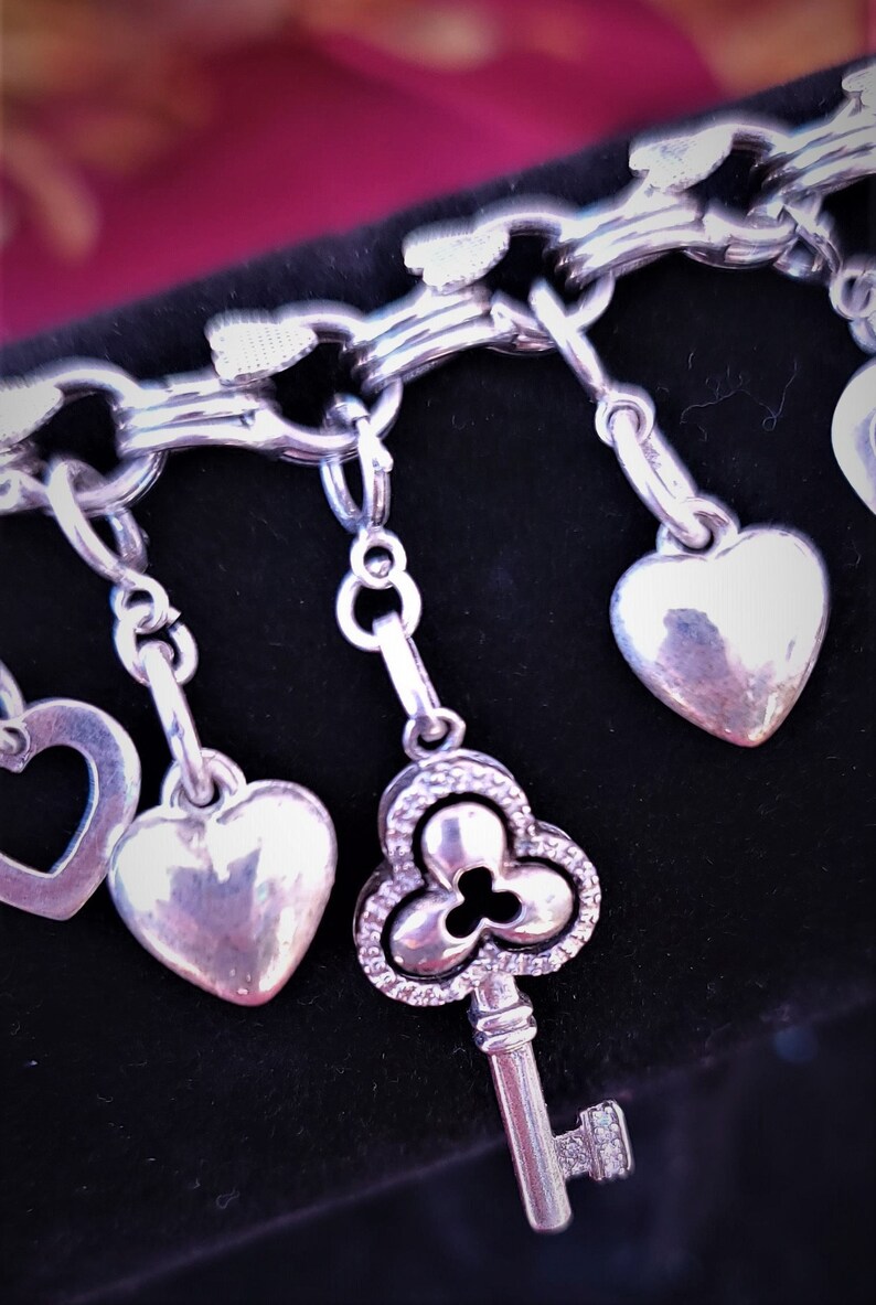 Charm Bracciale Vintage Sterling Silver Puffy Heart Diamond Padlock Key 1940's 32.64g immagine 2