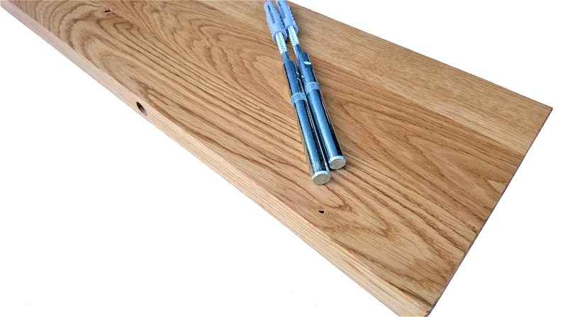 Pu&ograve; includere: Un ripiano in legno naturale con finitura marrone chiaro. Il ripiano ha due fori preforati e viene fornito con tre supporti per ripiani in metallo argentato.