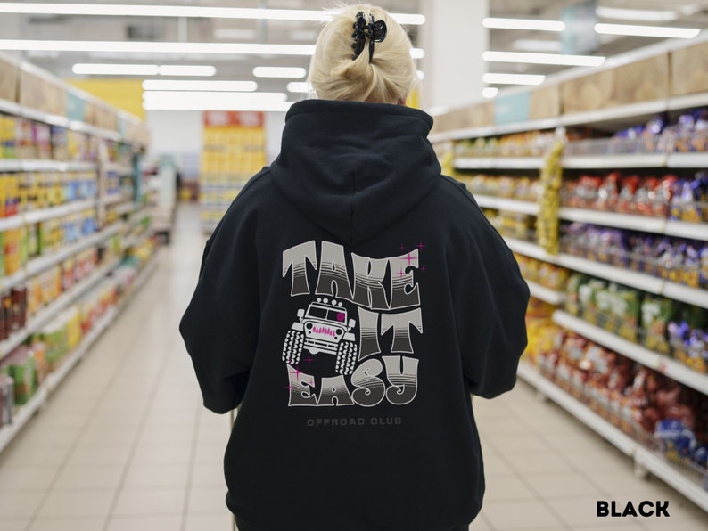 K&ouml;nnte beinhalten: Schwarzer Hoodie mit einer wei&szlig;en Grafik eines Jeeps und dem Text "Take It Easy Offroad Club".