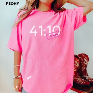 Colores cómodos Camisa minimalista Biblia rosa Camiseta de moda Regalo para camisa cristiana Isaías 41 10 Camiseta Camisa religiosa de gran tamaño de moda imagen 2