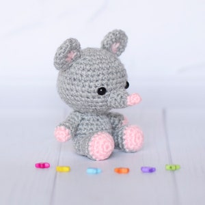 Ratón de peluche de ganchillo, adorable animal de peluche, compañero de escritorio.