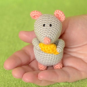 Mouse crochet toy Knit animal Stuffed little mouse Amigurumi miniature Gift plushie doll Small toy Desk decor girl Kawaii mouse