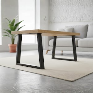 Puede incluir: Una taza de cerámica blanca con un asa negra y el texto "But First, Coffee" en un estilo manuscrito. La taza está sobre una superficie blanca. La taza mide aproximadamente 10 cm de alto.