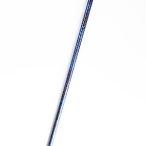 Op de afbeelding: Een lange, slanke wandelstok met een textuurrijke, glinsterende blauwe afwerking die naar onderen toe lichter wordt. Het handvat is een bolvormige, geribbelde knop en de onderkant is voorzien van een kleine, zwarte rubberen dop.