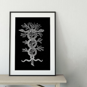 Könnte beinhalten: Schwarzweiß-Illustration einer Schlange, die sich um einen Baumzweig windet. Die Schlange ist stilisiert dargestellt, fast geometrisch, mit einem Körper, der eine Reihe von Schleifen und Kurven bildet. Der Baumzweig ist ebenfalls stilisiert, mit einfachen Blättern und Ästen.