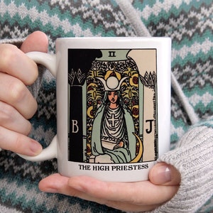 Taza de café con la carta del tarot La Suma Sacerdotisa