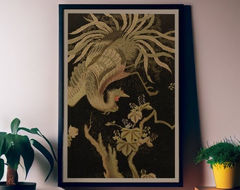 Peut inclure: Une impression d'art murale rectangulaire encadrée représentant une illustration détaillée d'un grand oiseau aux longues plumes de queue fluides perché au-dessus de branches feuillues sur un fond sombre. L'œuvre est dans un cadre noir fin.