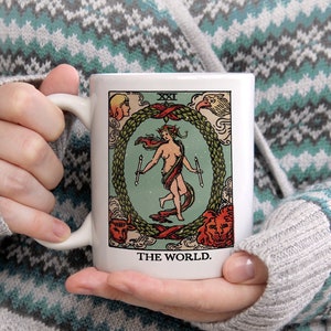 Caneca de café de Natal - O mundo como uma carta de tarô de elfo